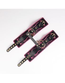 Черные кожаные оковы с розовой строчкой