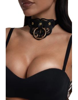Черный чокер с клепками и золотистой фурнитурой