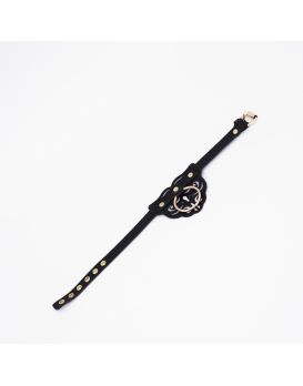 Черный чокер с клепками и золотистой фурнитурой