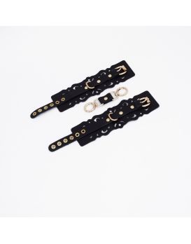Черные кожаные наручники с узорами и золотистой фурнитурой