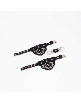 Черные кожаные наручники с клепками, кольцами и золотистой фурнитурой