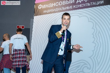 Антон Красильников на стенде компании Казанова 69