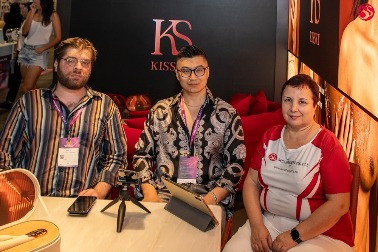 Представитель компании Розовый кролик Владислав Айба, представитель бренда KISSKY Андрей Ван, главный редактор Sexshopers Марина Чичева