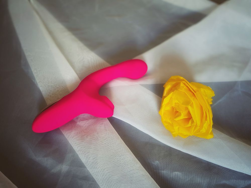 Вибратор-кролик с постукиванием и манящими движениями от Secwell