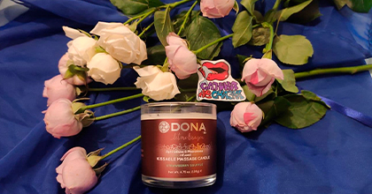 Massage candle Dona – A strawberry soufflé