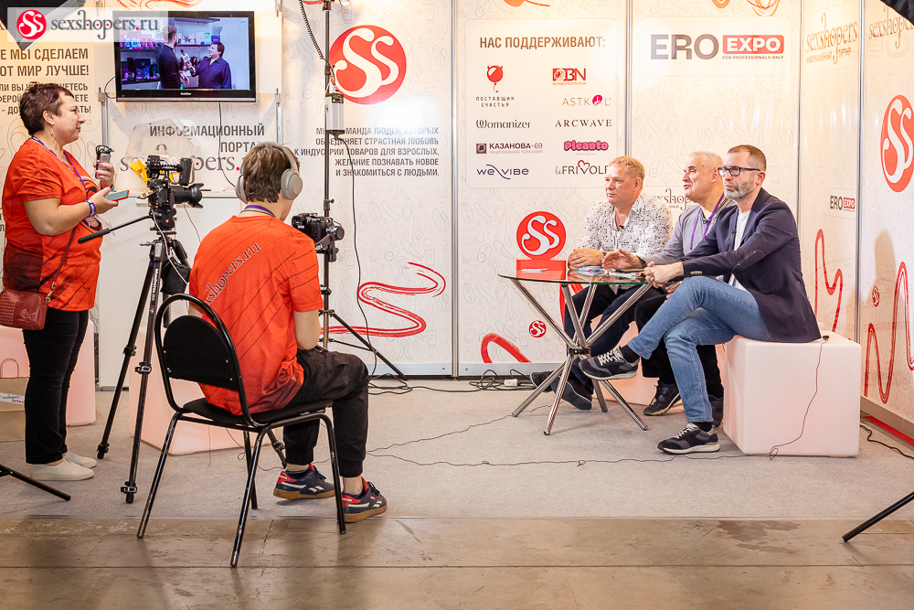 Sexshopers at EroExpo: filming interviews with the organizers of the exhibition